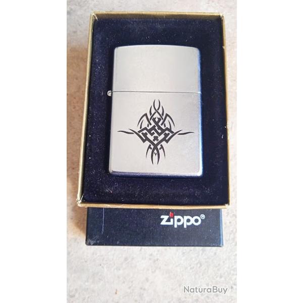 Briquet ZIPPO, tribal, chrome, avec sa boite, fonctionne