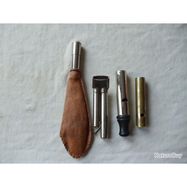 Lot de 4 appeaux anciens en bon �tat.