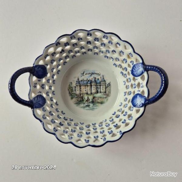 Corbeille en porcelaine blanche avec le chateau de Langeais