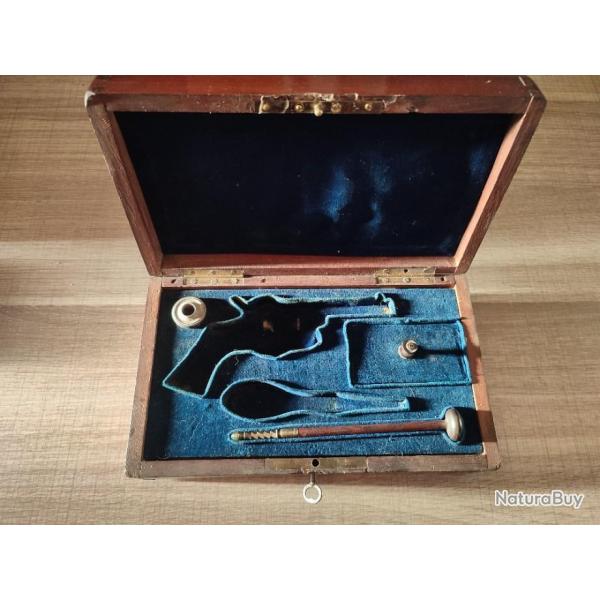 V�ritable ancien coffret d'�poque XIX pour r�volver Lefaucheux � broche avec accessoires