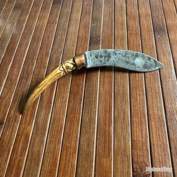 PETIT COUTEAU CAMBODGIEN EN GR�S DE SANGLIER