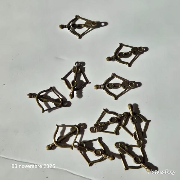 Lot de 10 breloques , pendentifs arbal�te  ou arc en bronze pour d�co, bracelet