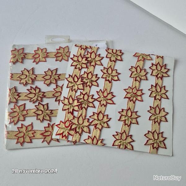 Lot de 2 Jolis rubans de Noel avec des roses de Noel ,