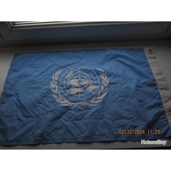 Vends drapeau ONU bon etat