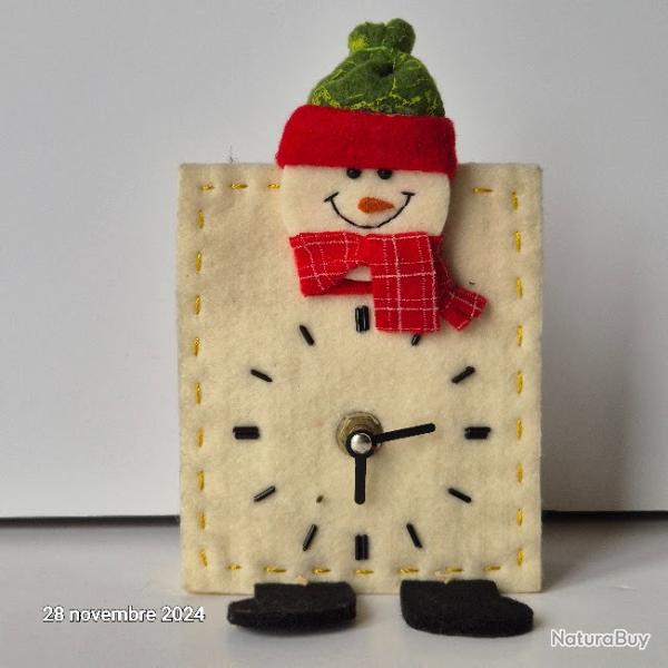 Petite pendule r�veil de noel en feutrine, bonhomme de neige,
