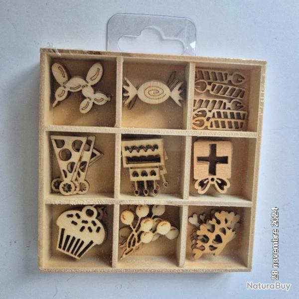 Lot de 45 sujets en bois sur le th�me de la f�te,  l'anniversaire, bougie, couronne,