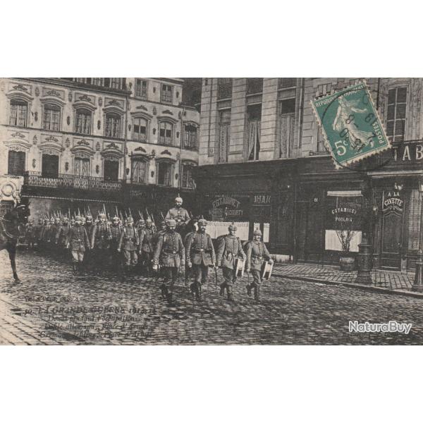 CPA -DOUAI pendant l'occupation - Defile de troupes Allemand