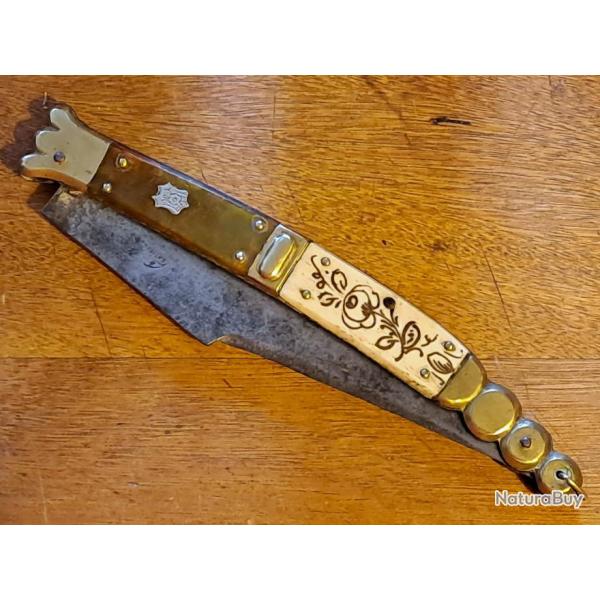 Grand couteau pliant type Navaja de BATISSE � plaquettes os et corne blonde , L 33,5 ouvert