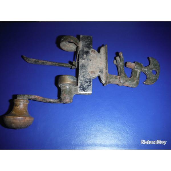 1 sertisseur ancien calibre 16 en bon �tat marqu� A. G.