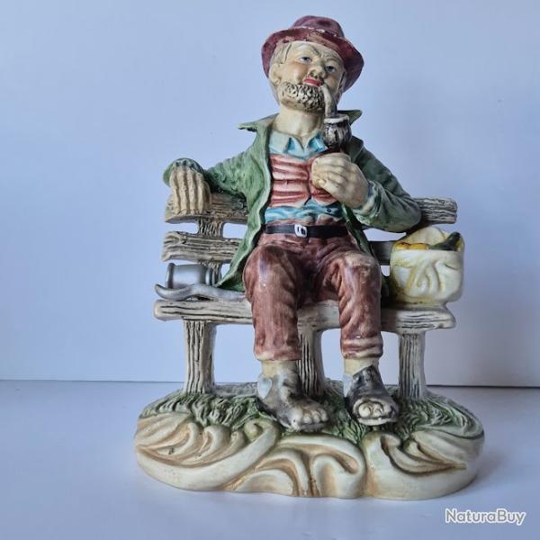 Un vieil homme sur son banc, prenant le temps de fumer sa pipe en c�ramique blanche