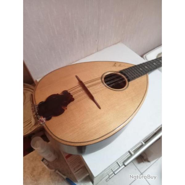 mandoline ancienne a fond plat sign� en tr�s bon �tat.