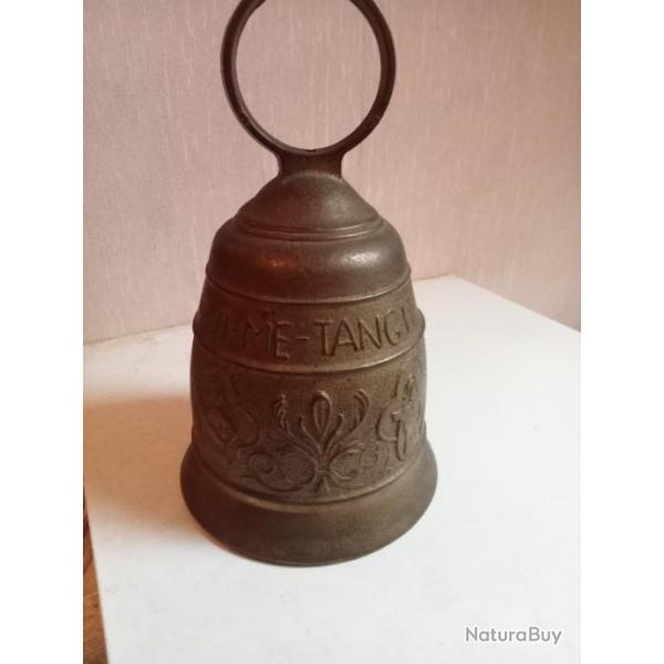 cloche ancienne en bronze hauteur 22 cm diam�tre 12,4 cm.
