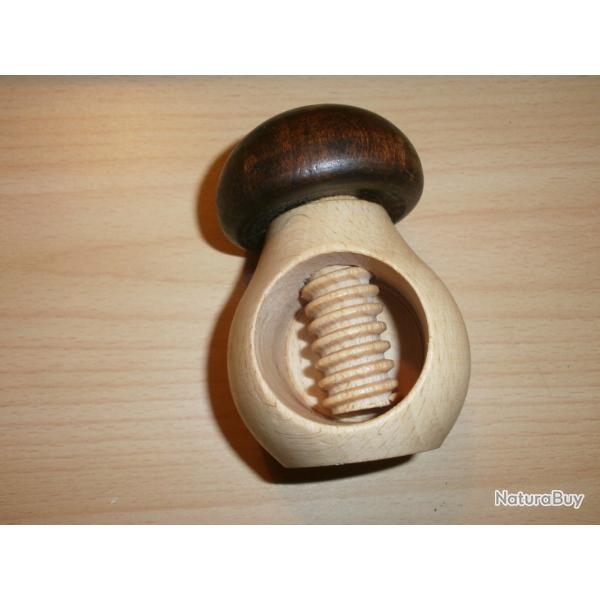 Casse noix artisanal original en forme de c�pe