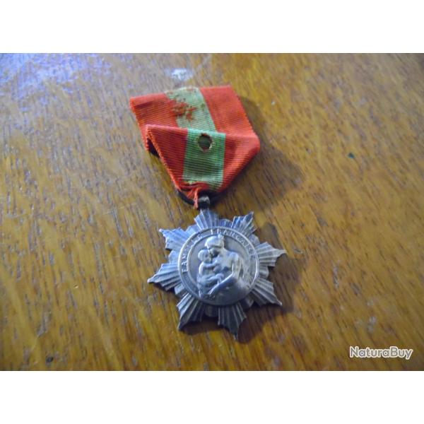 MEDAILLE D  ARGENT DE LA FAMILLE FRANCAISE (1920 - 2013 ) 8 ou 9 enfants elev�s