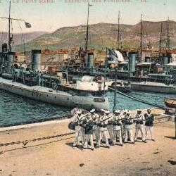 Carte postale de Toulon, Le Petit Rang, Exercice des Fusiliers -N&deg; 7417