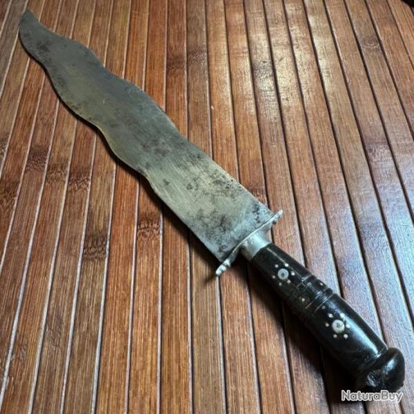 COUTEAU POIGNARD � LAME FLAMBOYANTE