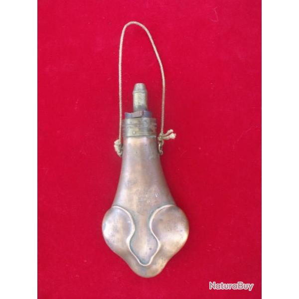 ANCIENNE POIRE A POUDRE EN CUIVRE XIX �me .