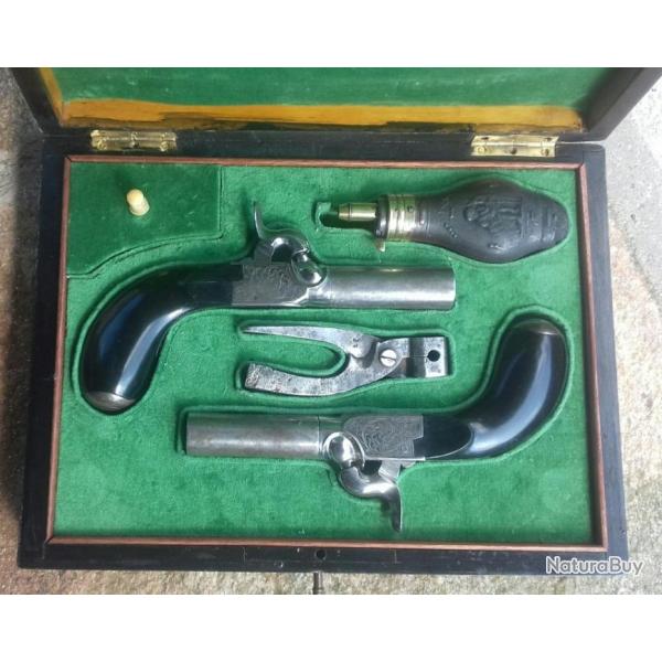 Coffret d'une paire de pistolets � percussion
