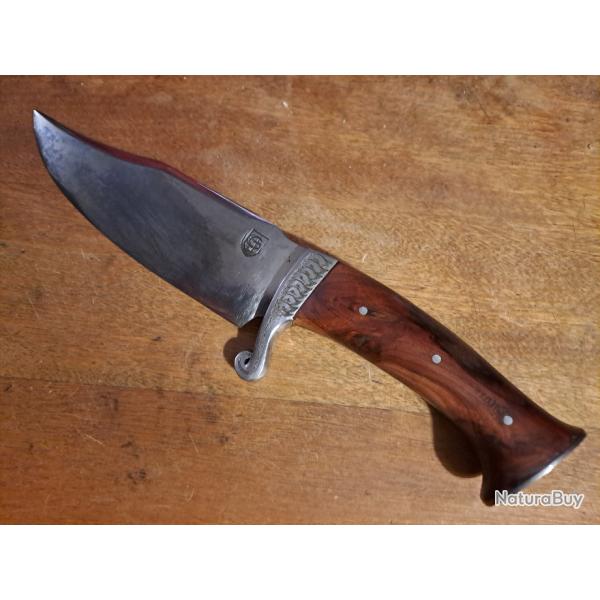 Couteau artisanal Bowie, garde � 1 quillon et plateau, � d�cor grav�, beau bois, superbe �tui