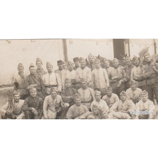 CPA - Carte Photo d'un groupe de soldats N� 718