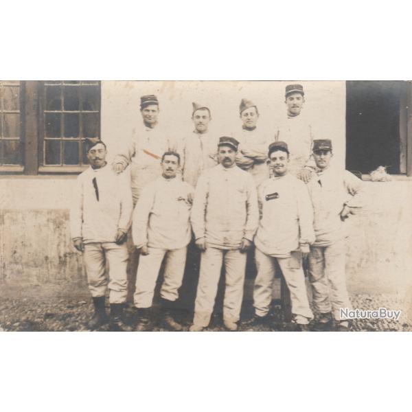 CPA - Carte Photo d'un groupe de soldats  N� 016