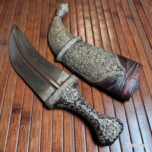 TRES  BEAU ET FORT JAMBIYA RICHEMENT D�COR� EN ARGENT ET CORNE .