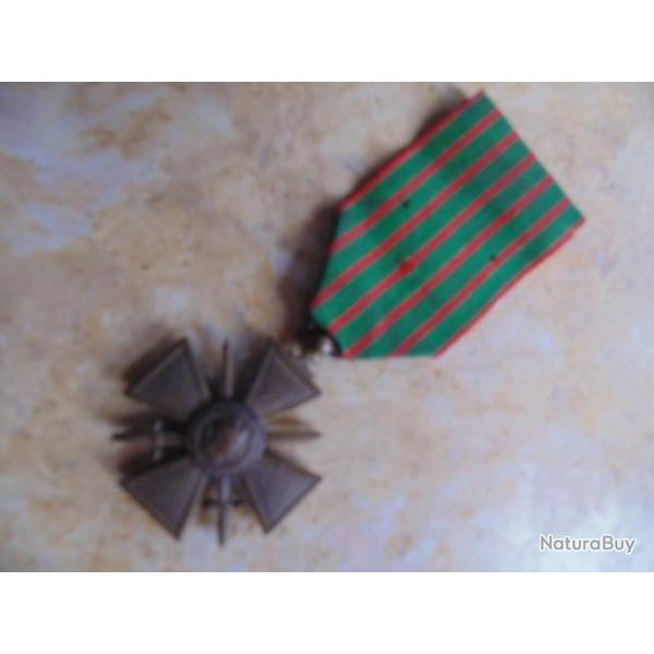 m�daille croix de guerre 1914 1918  ww1 premi�re guerre dat�e 1917(la + recherch�e) au choix (2 ex )