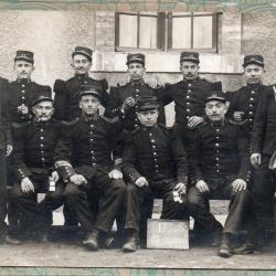 CPA - CARTE PHOTO D'UN GROUPE DE MILITAIRE  - N&deg;7436