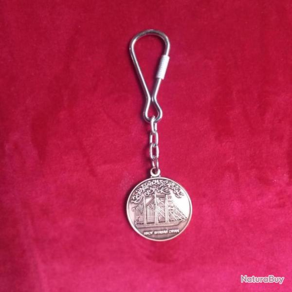 Joli porte clef / m�daille double face  bateau de la marine shabab Oman // blason du sultanat d'Oman