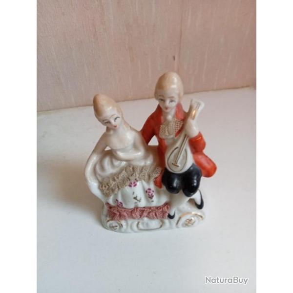 statuette du XIX en porcelaine hauteur 11 cm x 9 cm