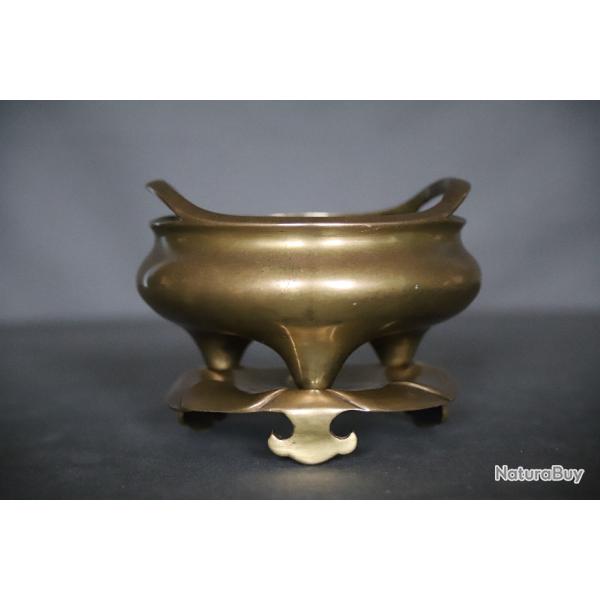 Br�le parfum (encens) Chinois en bronze avec son socle lotiforme - Marque marque apocryphe Xuande