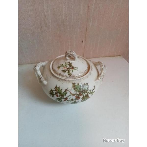 sauciere ancienne sign�e J.P.l hauteur 9 cm x 11 cm en porcelaine