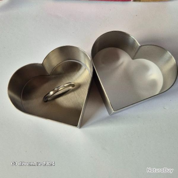 Moules ou cadres � patisserie, entr�es, plat en acier inox �pais et un couvercle pour �craser