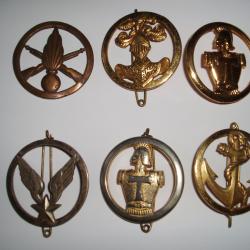6 MEDAILLES ou INSIGNES MILITAIRE FRANCAIS de DIVERS FORMATIONS .