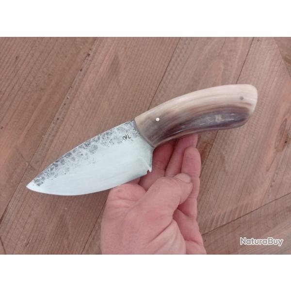couteau forg� en acier carbone  manche en  mouflon