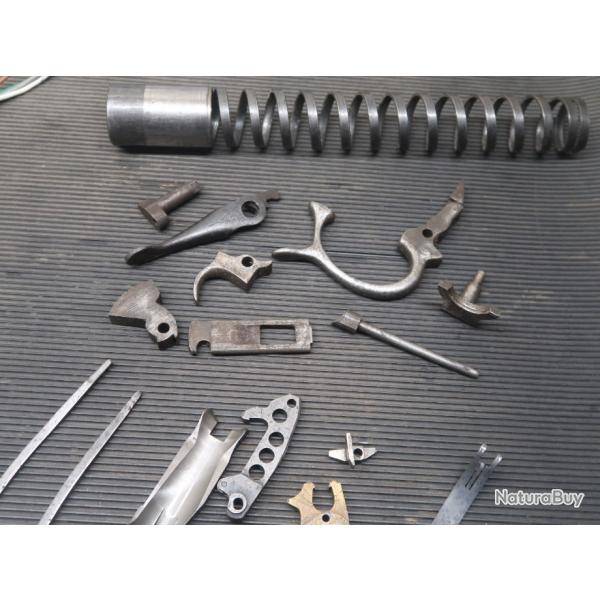 Lot de pi�ces diverses pour armes REF 50 lire l'annonce