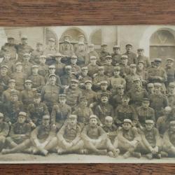 CPA GROUPE DE SOLDATS ET D OFFICIERS ENTRE LES 2 GUERRES
