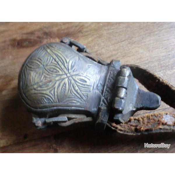 poire a poudre bronze ouvrag�  a couvercle