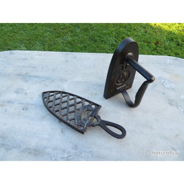 Ancien fer � repasser N�18 Camion & Fr�res en fonte avec son support d'origine - FRANCE (XX�)