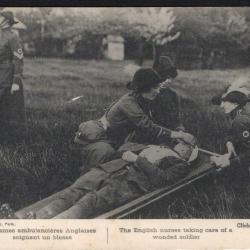 CPA- Dames ambulanci&egrave;res Anglaises soignant un bless&eacute;-N&deg;7464