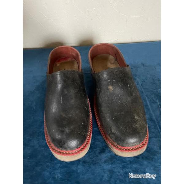 Ancienne paire de sabots en bois et cuir