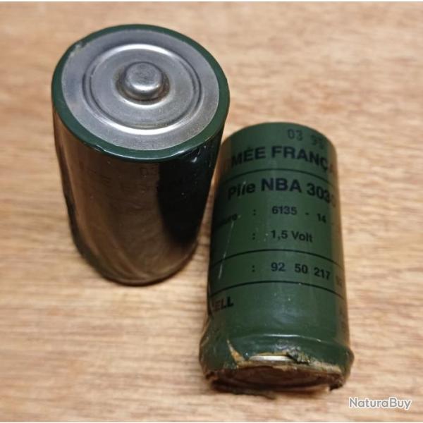 Lot de 2 anciennes piles 1,5 V militaires fran�aises NBA 3030 - DURACELL
