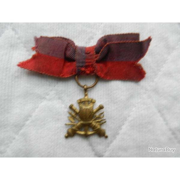 ancien insigne/d�coration fran�aise cuirasse et canons crois�s - anciens combattants