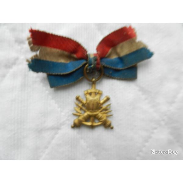 ancien insigne tricolore patriotique fran�ais cuirasse et canons crois�s - anciens combattants