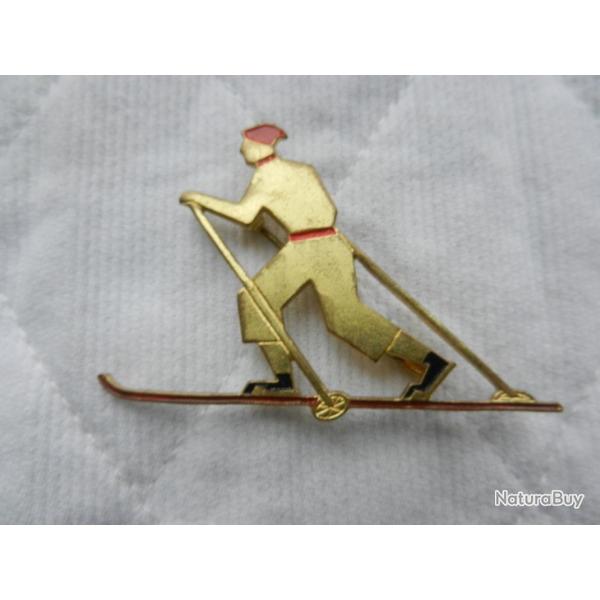 ancien insigne �pinglette repr�sentant un skieur