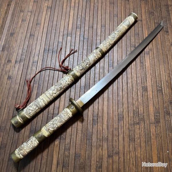 SABRE JAPONAIS MANCHE ET FOURREAU ENTI�REMENT EN OS SCULPT� DE SC�NES