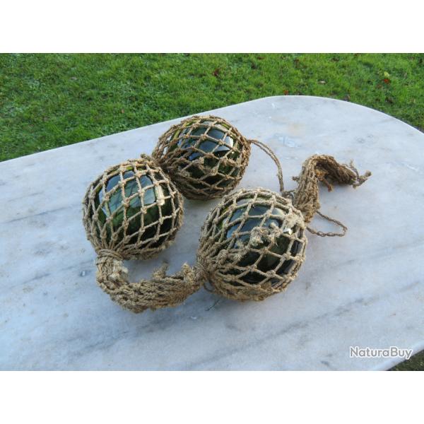 Chaine de 3 anciens flotteurs de p�che en verre de couleur verte avec filet en corde - FRANCE (XX�)