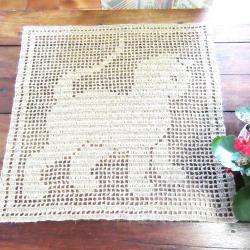Grand napperon , tapis de table, en ficelle de jute . Th&egrave;me Chat . Linge de table.