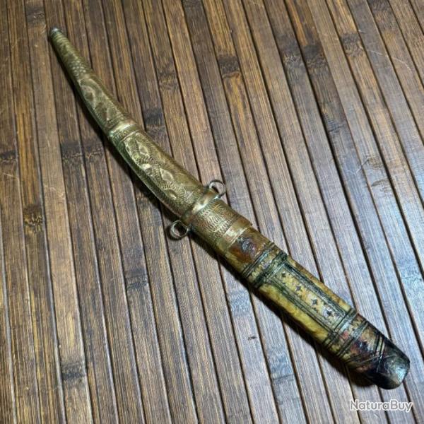 POIGNARD ORIENTAL MANCHE ENTI�REMENT EN CORNE  CISEL� AVEC FOURREAU