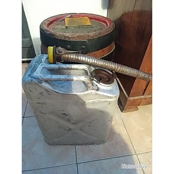 Jerrican  arm�e fran�aise Service des essences de l'arm�e -- SEA Avec son bec verseur